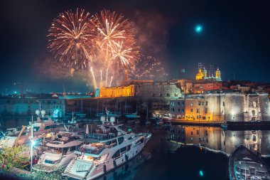 Malta Valletta gece havai fişek festivali. Seyahat kavramı