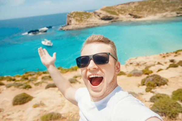 푸른 석양 코노 몰타 해변에서 셀카 사진을 찍고 있는 남자 관광객 — 스톡 사진