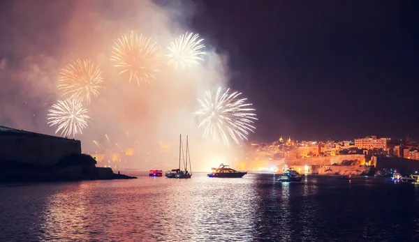 Malta Valletta natt Festival för fyrverkerier. Resebegrepp — Stockfoto