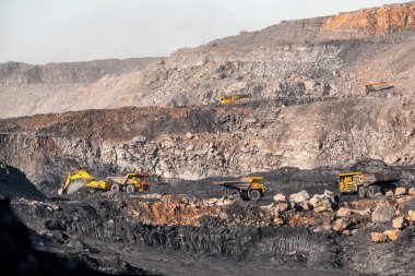 Açık maden endüstrisi. Kömür için büyük sarı maden kamyonu yol kariyerine doğru ilerliyor.