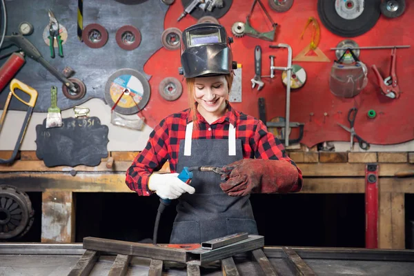 Hermosa niña ingeniero en soldador de máscara se está preparando para el trabajo industrial — Foto de Stock