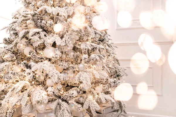 Kerstboom achtergrond met kunstmatige sneeuw versierd speelgoed ballen, sneeuwvlokken, tak gouden verlichting — Stockfoto