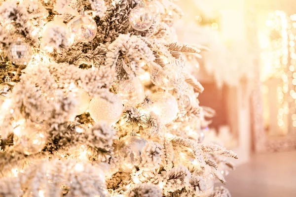 Fondo del árbol de Navidad con bolas de juguetes decorados con nieve artificial, copos de nieve, iluminación dorada rama —  Fotos de Stock