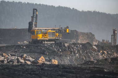 Patlayıcı yerleştirmek için sondaj sondaj kuyuları. Toprak patlamasından maden kömürü ve mineralleri açın