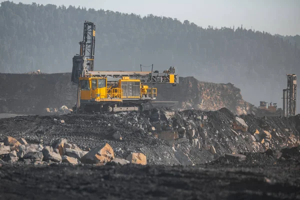 Drilling rigs borer drill wells for installing cast explosives blasting. Open mine coal and minerals from bowels soil explosion — Stock Photo, Image