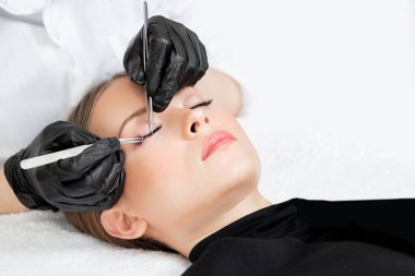 Kirpik uzatma prosedürü. Üstad cımbız sahte uzun kirpikleri güzel bayan gözleri