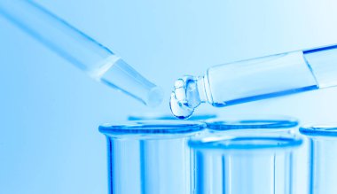 Bilim laboratuarı mavi tüpleri, makro matara ekipmanları. Kimyasal Düşürücü