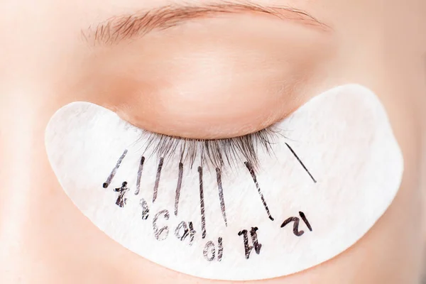 Eyelash extension procedure. Master marker puts markup scheme guide lashes — Stock Photo, Image