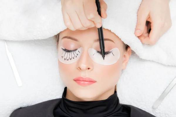 Procedimiento de extensión de pestañas. Master marker pone esquema de marcado en parche para pestañas largas falsas hermosos ojos femeninos —  Fotos de Stock