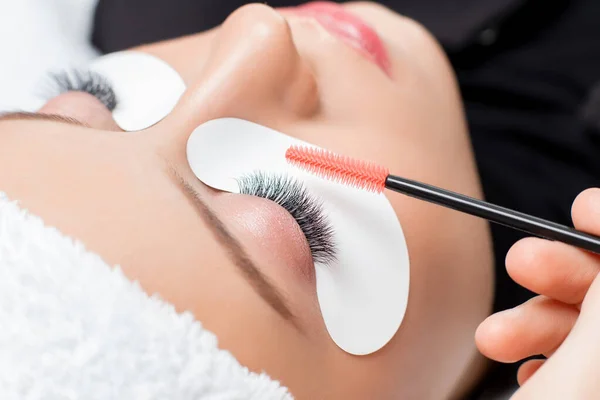 Mujer foto macro con pestañas largas en el salón de belleza. Concepto procedimiento de extensión de pestañas —  Fotos de Stock