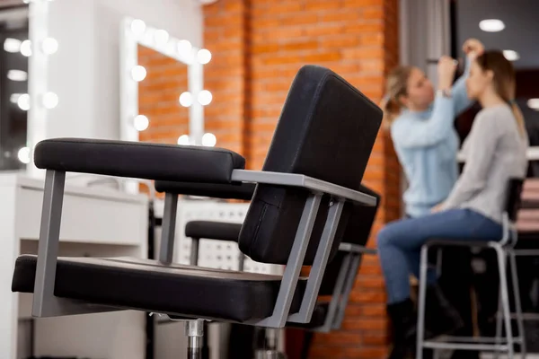 Niewyraźne tło salon piękności, mistrz makijażu artysta, fryzjer dziewczyna pracuje z klientem — Zdjęcie stockowe