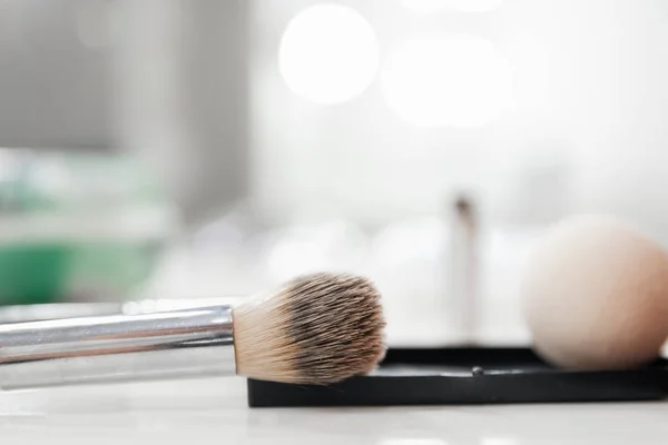 Cepillos suaves de maquillaje de fondo para artista, color claro —  Fotos de Stock