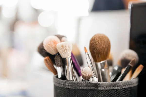 Achtergrond make-up zachte borstels voor kunstenaar, lichte kleur — Stockfoto