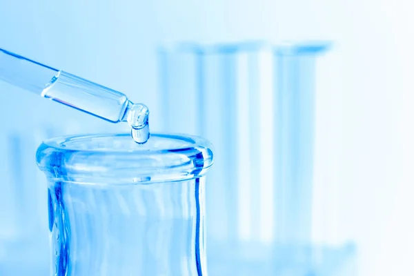 Laboratório de ciência testar tubos azuis, equipamento de frasco macro. conta-gotas químico — Fotografia de Stock