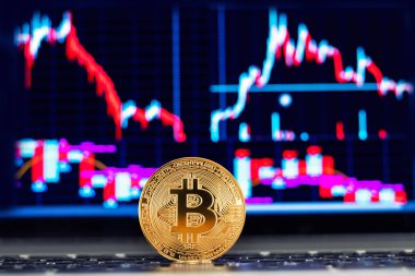 Grafik diyagramının arka planında altın Bitcoin kripto para birimi