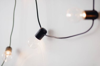 Beyaz duvarı süslemek için sarı İskandinav tarzı lamba dekorasyonu