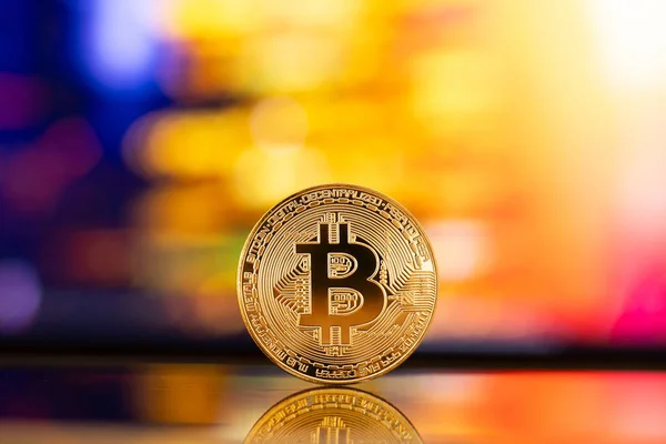 Gold Bitcoin cryptogeld op abstracte wazige achtergrond — Stockfoto
