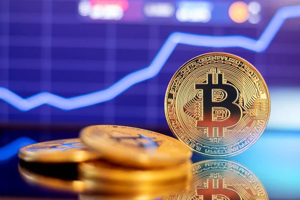 Gouden Bitcoin crypto valuta op achtergrond omhoog groeigrafiek diagram — Stockfoto