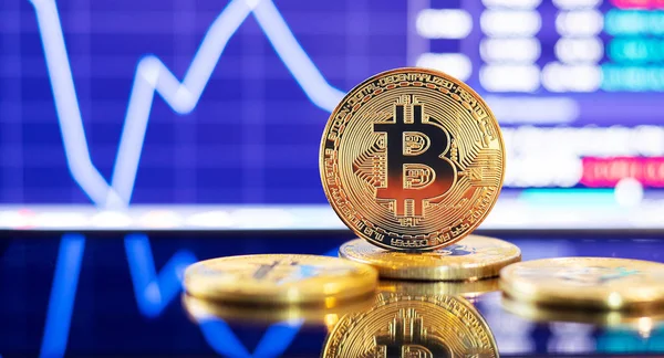 Gold Bitcoin crypto valuta op de achtergrond van grafiek diagram — Stockfoto