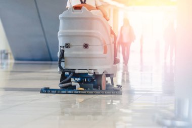 Yakın çekim süpürme makinesi temizliği. Enkazdan temiz havalimanını kavra