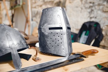 Viking Çelik Mdina Malta 'dan antik zırh, silah ve miğferlerin sergilenmesi