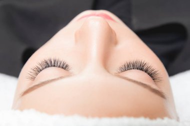 Kirpiklerini uzat. Güzellik salonunda kırbaç uzatma prosedürü