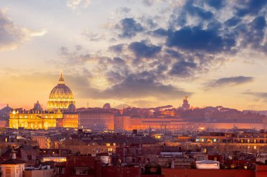 Vatikan 'da Aziz Peters Meydanı' ndaki Castel Sant Angelo 'dan günbatımı manzarası