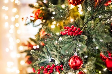 Noel ağacı dalında süslemeler kırmızı toplar hediyeler ve yıldız