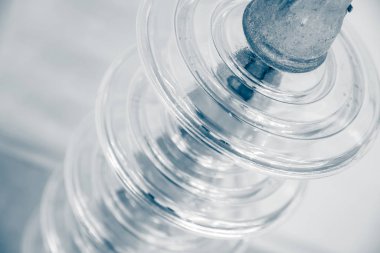 Elektrik hattı yalıtıcısı camdan yapılmış, endüstriyel elektrik kavramı