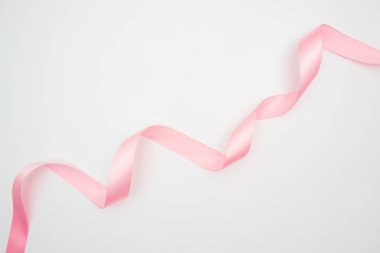 Beyaz arkaplanda izole edilmiş röfleli pembe kurdele, üst görünüm