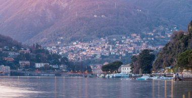 Akşam manzaralı Como gölü İtalya bellagio ve mavi gökyüzü dağı.