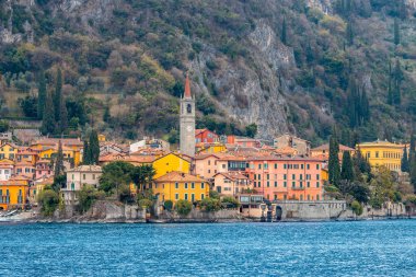 Akşam manzaralı Bellagio ve Varenna Como su gölü İtalya mavi gökyüzü dağı