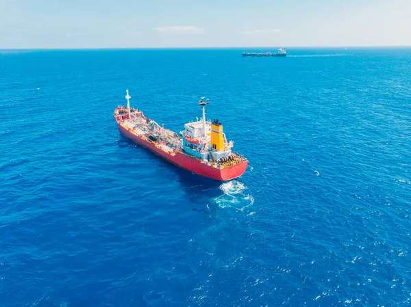 Petrolero químico navega mar azul. Vista superior aérea — Foto de Stock