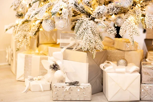 Νέο Έτος ή Χριστούγεννα κουτί δώρου με λευκή κορδέλα ασημένια διακοσμημένα — Φωτογραφία Αρχείου