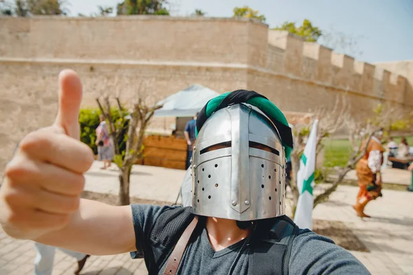 Selfie foto av manliga Viking cosplay i riddare hjälm med rustning korsriddare festival — Stockfoto