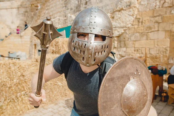 Selfie foto av man bär riddare hjälm med rustning Viking festival, Malta — Stockfoto