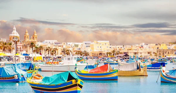 Rybářská přístavní vesnice v Marsaxlokk Malta. Středomoří tradiční retro barevné lodě luzzu v létě — Stock fotografie