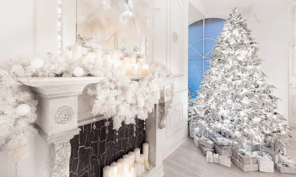 Interior Fondo de Navidad con iluminación árbol, chimenea y regalos en plata luz blanca — Foto de Stock