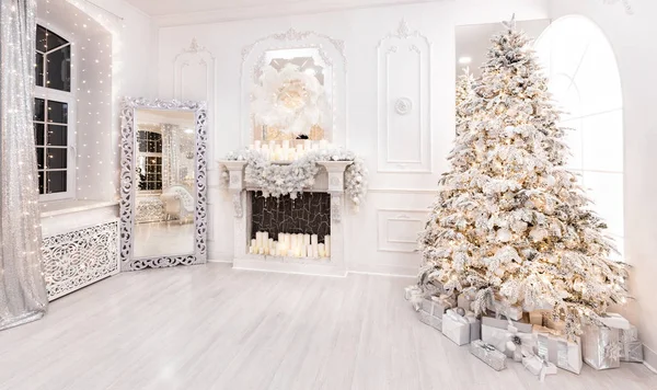 Wnętrze pokoju Bożego Narodzenia z drzewem noworocznym, kominkiem i prezentami w srebrze białe oświetlenie — Zdjęcie stockowe