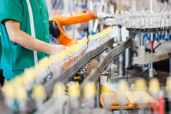 Transportador de oficina automatizado para produção de lâmpadas de vidro fábrica de lâmpadas — Fotografia de Stock