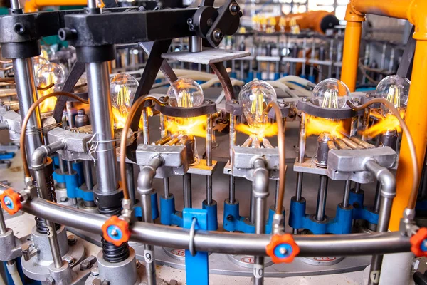 Автоматизований семінар-конвеєр для виробництва скляних ламп заводу — стокове фото