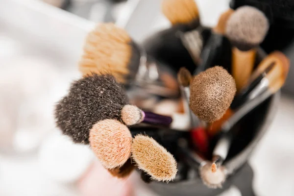 Cepillos suaves de maquillaje de fondo para artista, color claro —  Fotos de Stock