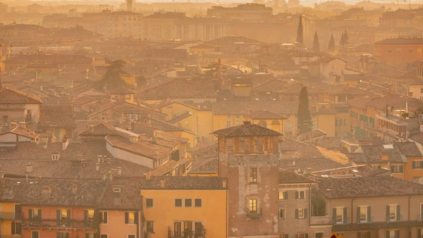 Krásný letecký pohled panorama město most západ slunce Verona Itálie — Stock fotografie