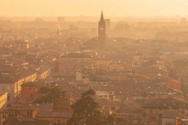 Krásný letecký pohled panorama město most západ slunce Verona Itálie — Stock fotografie