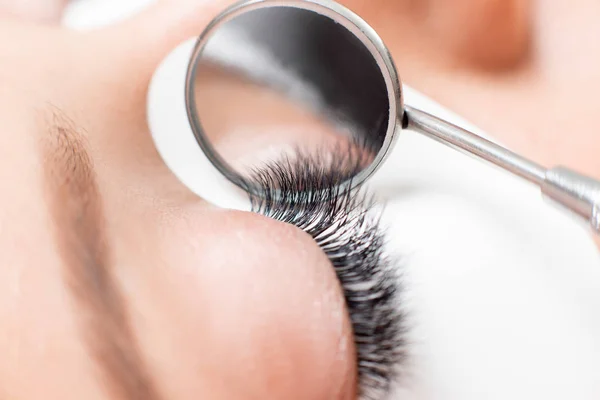 Vrouw oog met schoonheidswimpers. Wimperverlengingsprocedure — Stockfoto