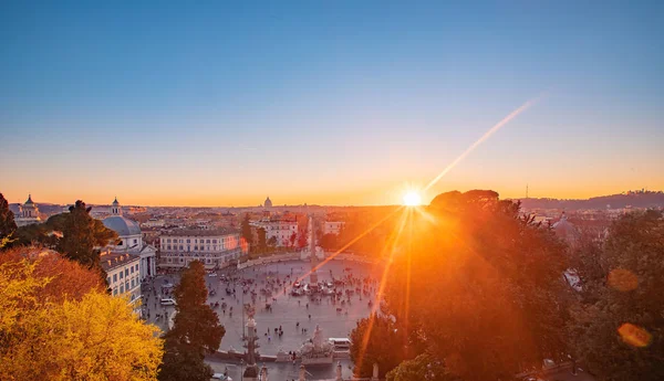 Roma piazza del popolo vista aérea para o telhado silhueta do pôr-do-sol antiga arquitetura na Itália — Fotografia de Stock