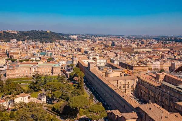 Panoramatický pohled na staré letecké město Řím od náměstí svatého Petra ve Vatikánu — Stock fotografie