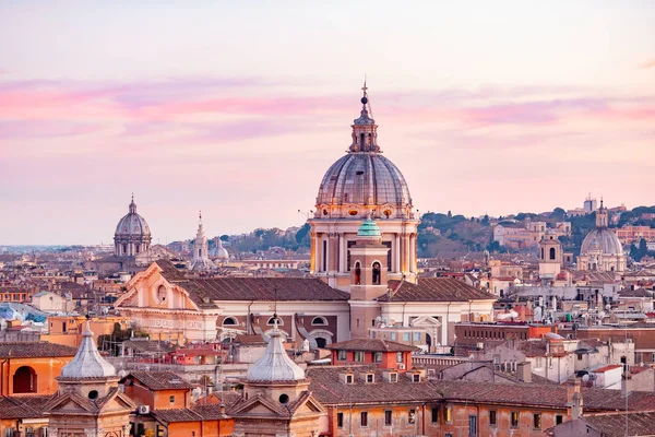 Zicht op zonsondergang Rome vanaf Castel Sant Angelo, Sint-Pietersplein in Vaticaan — Stockfoto