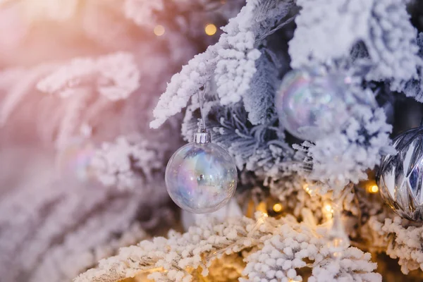 Jul vit träd dekorerad snö belysning och presenter leksaker, bakgrund ljus bokeh, silver färg — Stockfoto