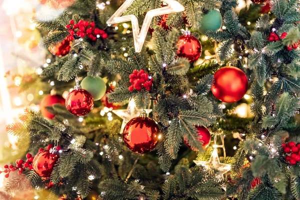 Boże Narodzenie sosna gałąź z dekoracjami czerwone kulki prezenty i gwiazda — Zdjęcie stockowe